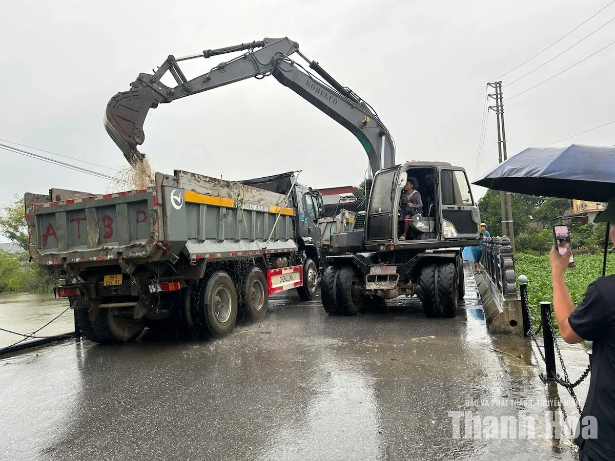 Các lực lượng phối hợp ứng phó ngập úng trên địa bàn phường Sầm Sơn và Nguyệt Viên