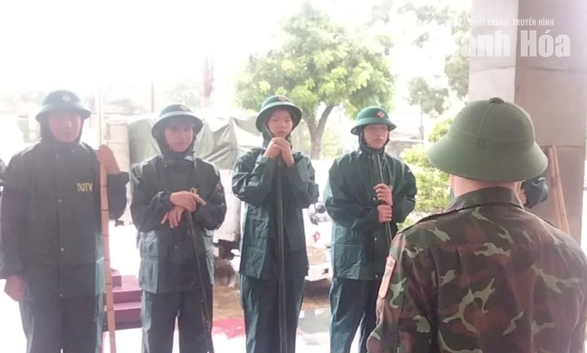 Các lực lượng phối hợp ứng phó ngập úng trên địa bàn phường Sầm Sơn và Nguyệt Viên