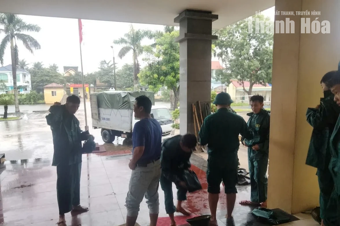 Các lực lượng phối hợp ứng phó ngập úng trên địa bàn phường Sầm Sơn và Nguyệt Viên