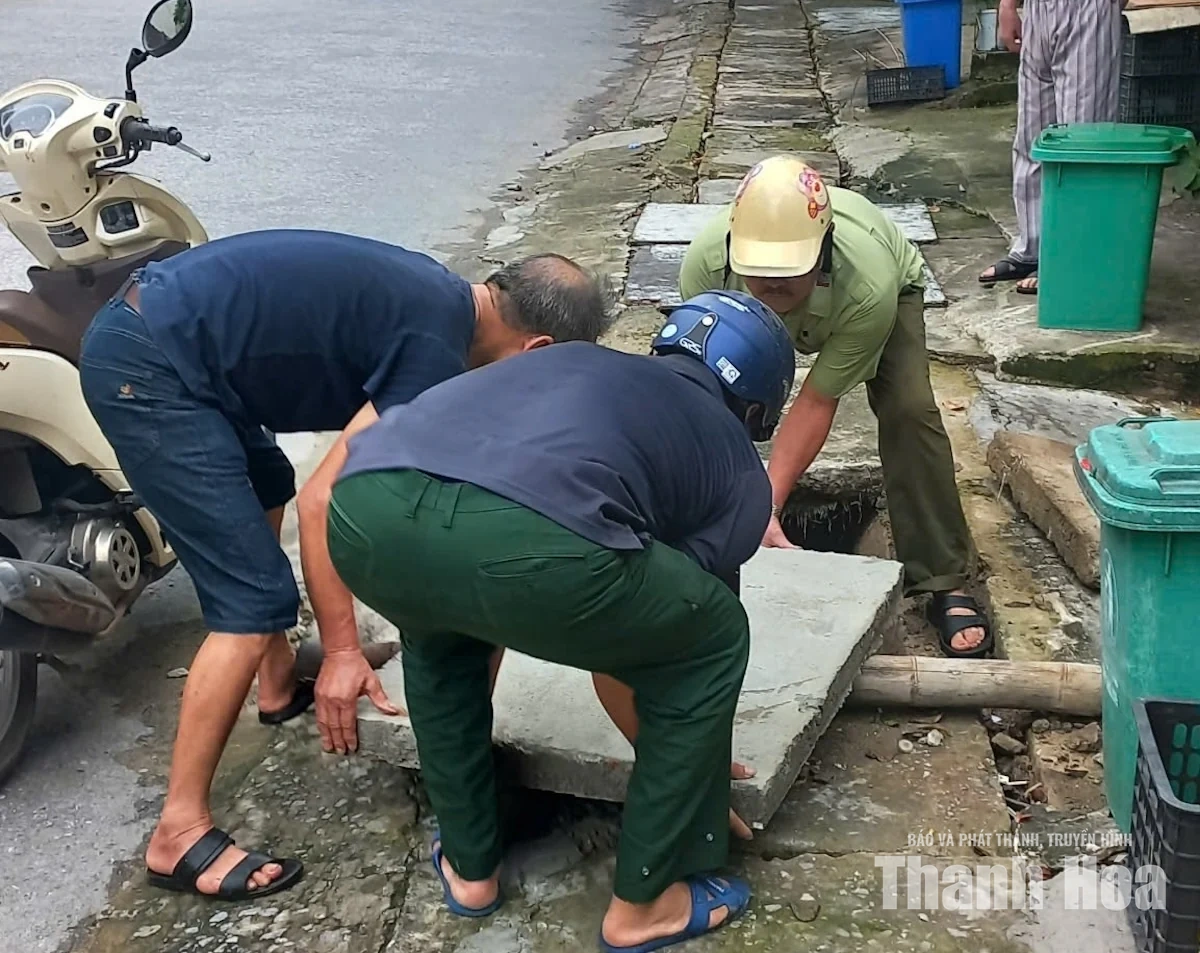 Các lực lượng phối hợp ứng phó ngập úng trên địa bàn phường Sầm Sơn và Nguyệt Viên
