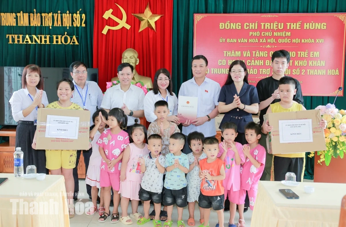 Đoàn công tác Ủy ban Văn hóa và Xã hội của Quốc hội tặng quà các đối tượng có hoàn cảnh khó khăn