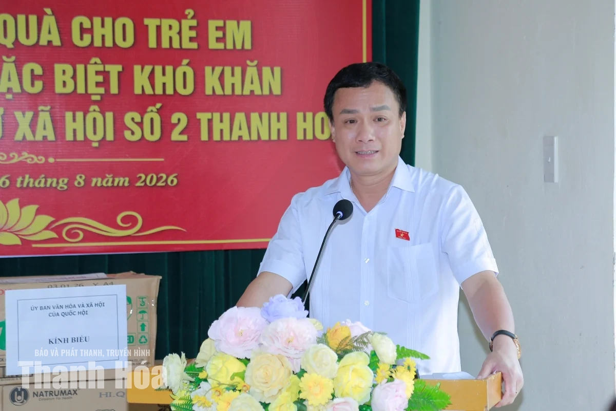 Đoàn công tác Ủy ban Văn hóa và Xã hội của Quốc hội tặng quà các đối tượng có hoàn cảnh khó khăn