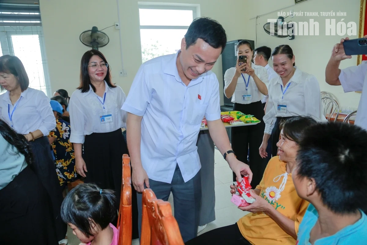 Đoàn công tác Ủy ban Văn hóa và Xã hội của Quốc hội tặng quà các đối tượng có hoàn cảnh khó khăn