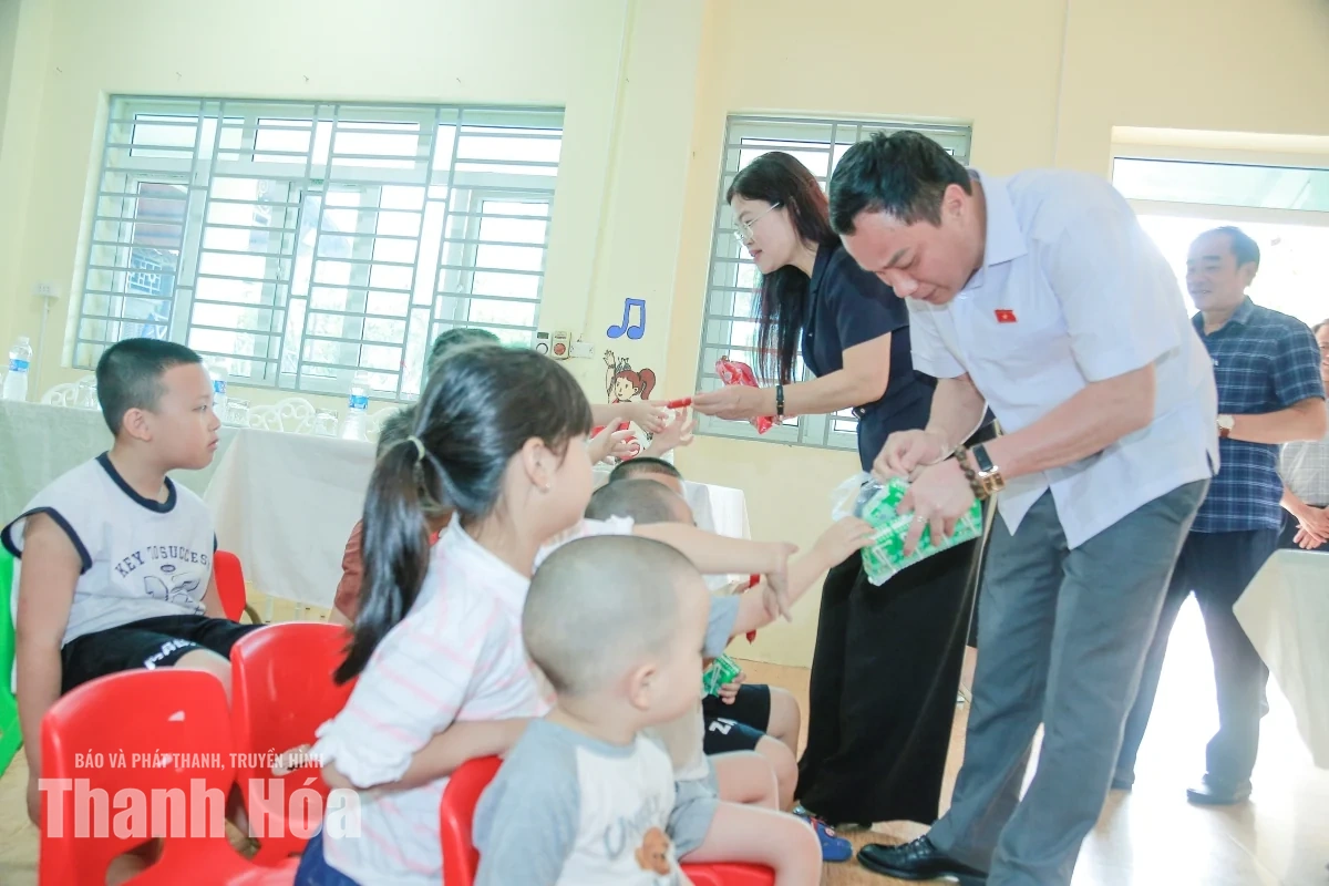 Đoàn công tác Ủy ban Văn hóa và Xã hội của Quốc hội tặng quà các đối tượng có hoàn cảnh khó khăn