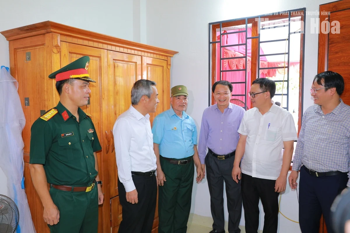 Bí thư Tỉnh ủy Lê Đức Thái trao kinh phí hỗ trợ, bàn giao nhà cho gia đình chính sách