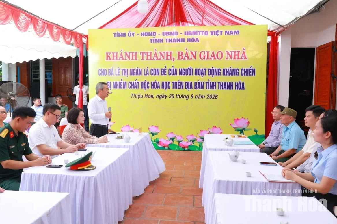 Bí thư Tỉnh ủy Lê Đức Thái trao kinh phí hỗ trợ, bàn giao nhà cho gia đình chính sách