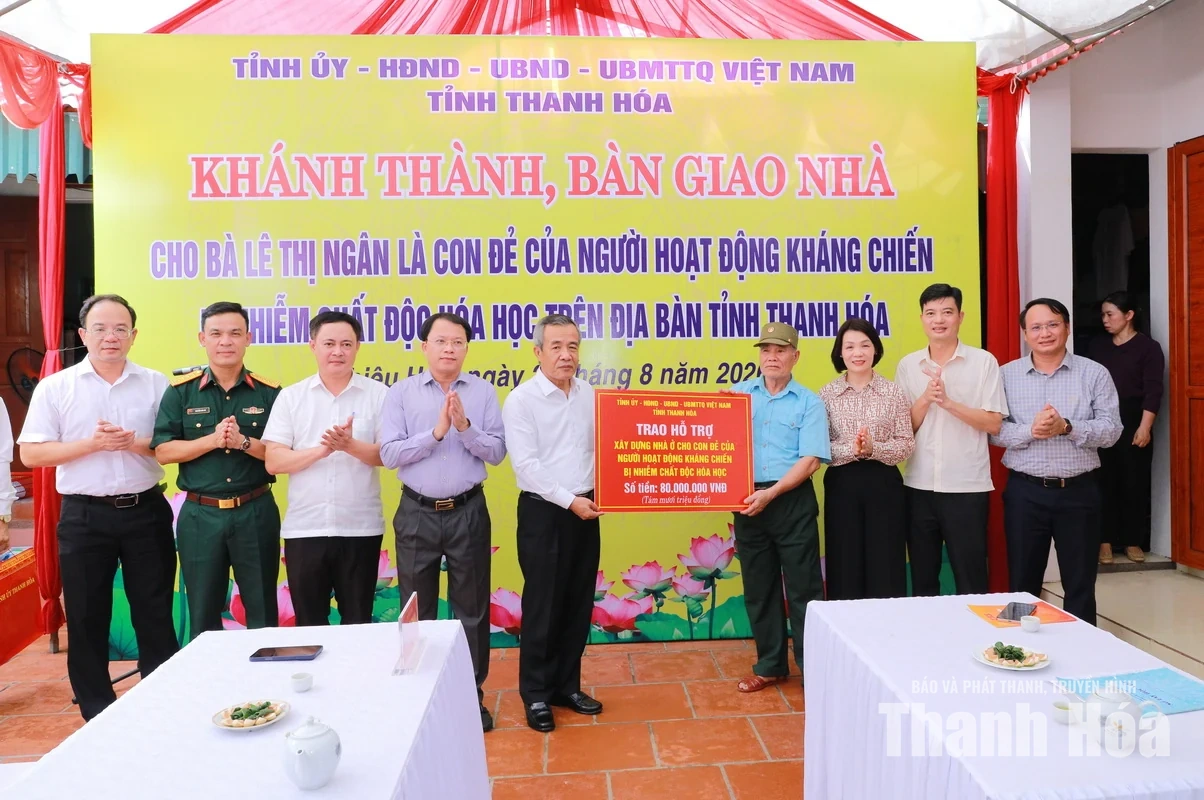 Bí thư Tỉnh ủy Lê Đức Thái trao kinh phí hỗ trợ, bàn giao nhà cho gia đình chính sách