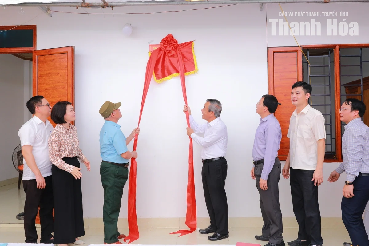 Bí thư Tỉnh ủy Lê Đức Thái trao kinh phí hỗ trợ, bàn giao nhà cho gia đình chính sách