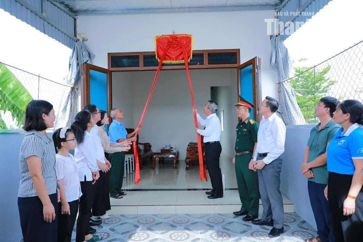 Bí thư Tỉnh ủy Lê Đức Thái trao kinh phí hỗ trợ, bàn giao nhà cho gia đình chính sách