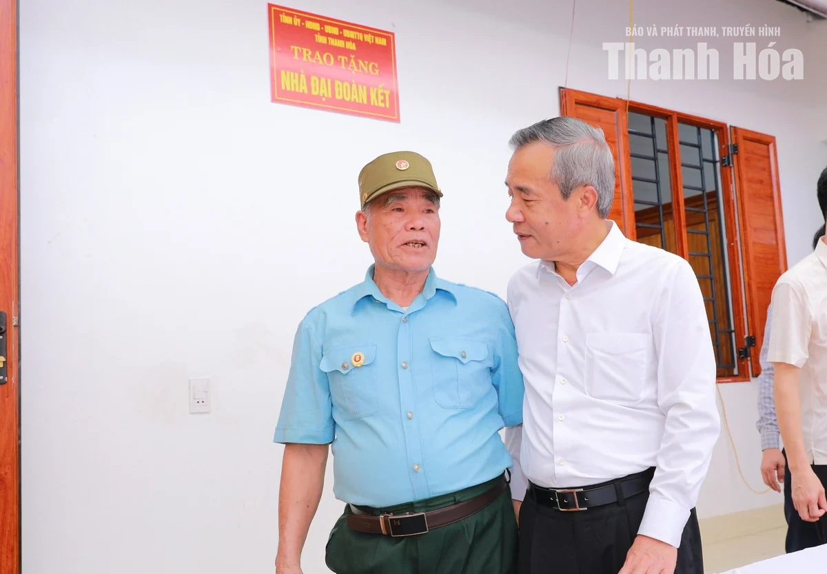 Bí thư Tỉnh ủy Lê Đức Thái trao kinh phí hỗ trợ, bàn giao nhà cho gia đình chính sách