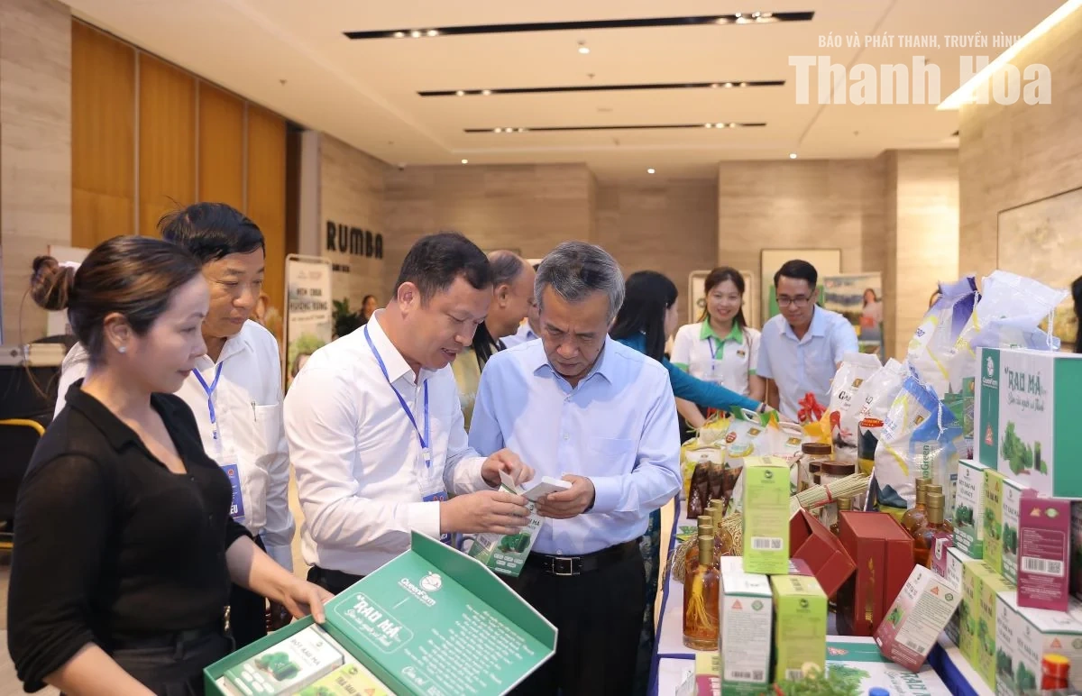 Bí thư Tỉnh ủy Lê Đức Thái tham quan khu trưng bày sản phẩm tại Hội nghị đối thoại với doanh nghiệp năm 2026