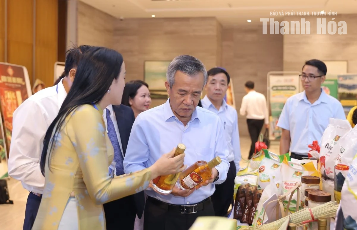 Bí thư Tỉnh ủy Lê Đức Thái tham quan khu trưng bày sản phẩm tại Hội nghị đối thoại với doanh nghiệp năm 2026