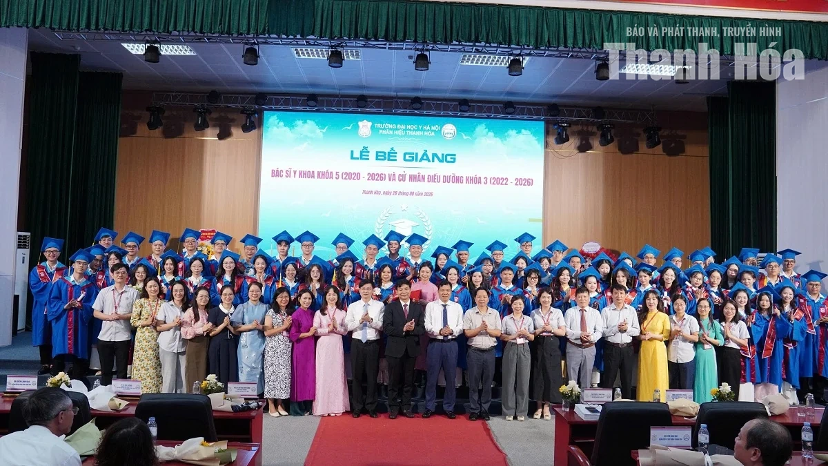 101 sinh viên ngành bác sĩ y khoa và 59 sinh viên ngành cử nhân điều dưỡng được trao bằng tốt nghiệp