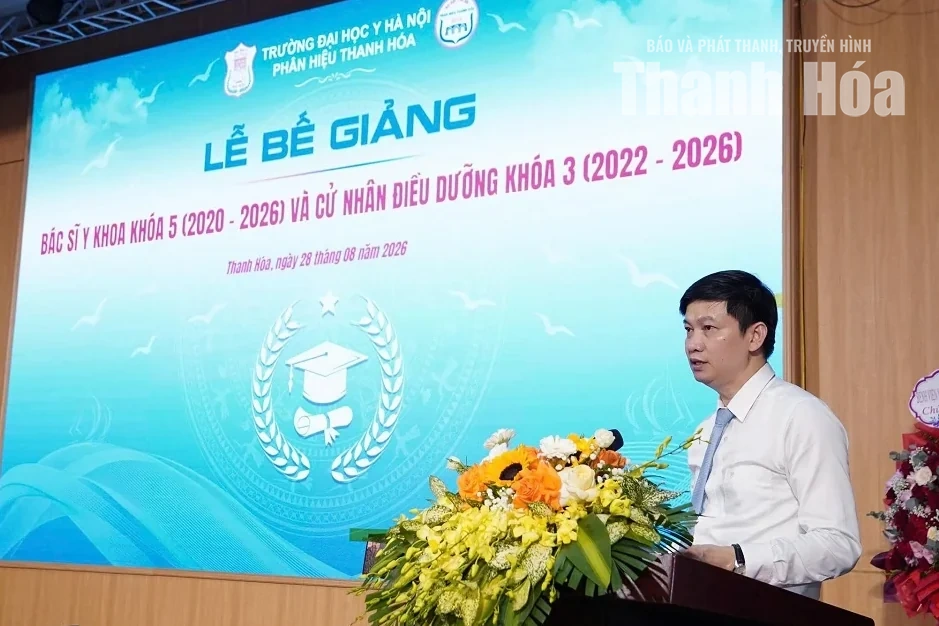 101 sinh viên ngành bác sĩ y khoa và 59 sinh viên ngành cử nhân điều dưỡng được trao bằng tốt nghiệp