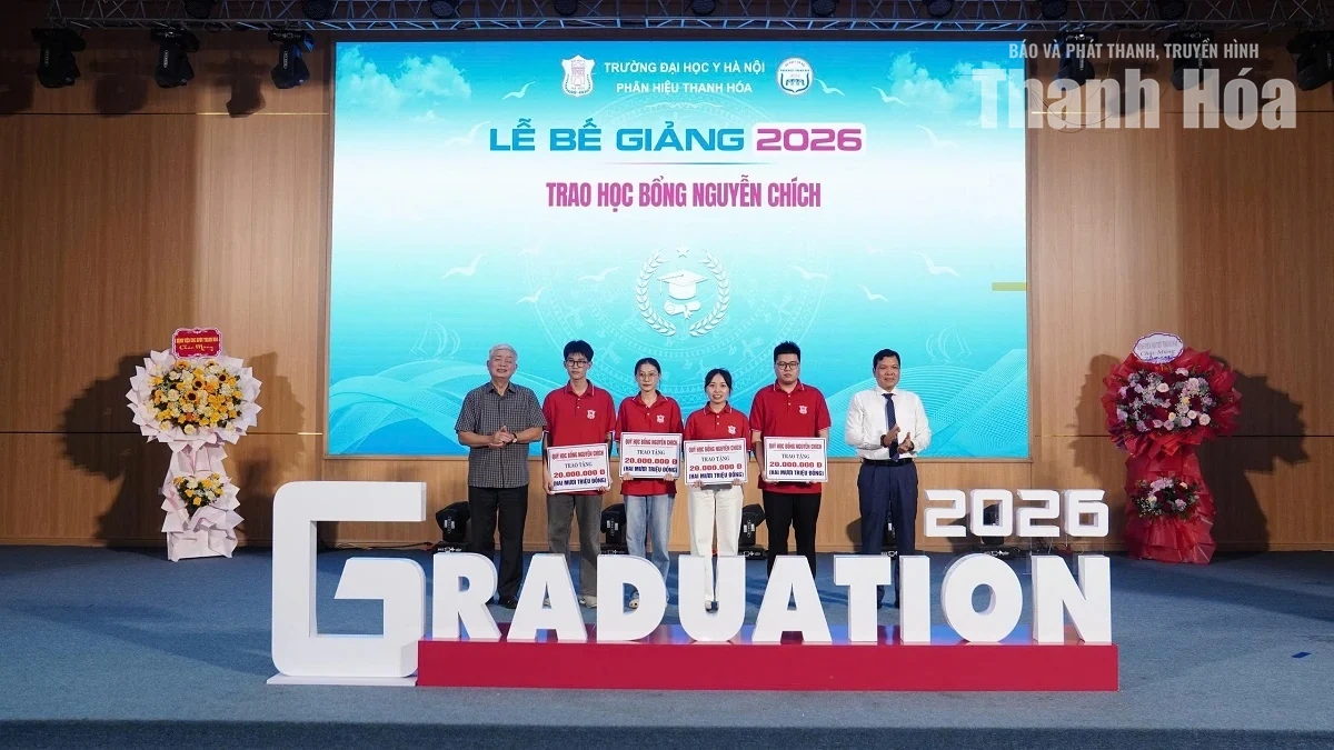 101 sinh viên ngành bác sĩ y khoa và 59 sinh viên ngành cử nhân điều dưỡng được trao bằng tốt nghiệp