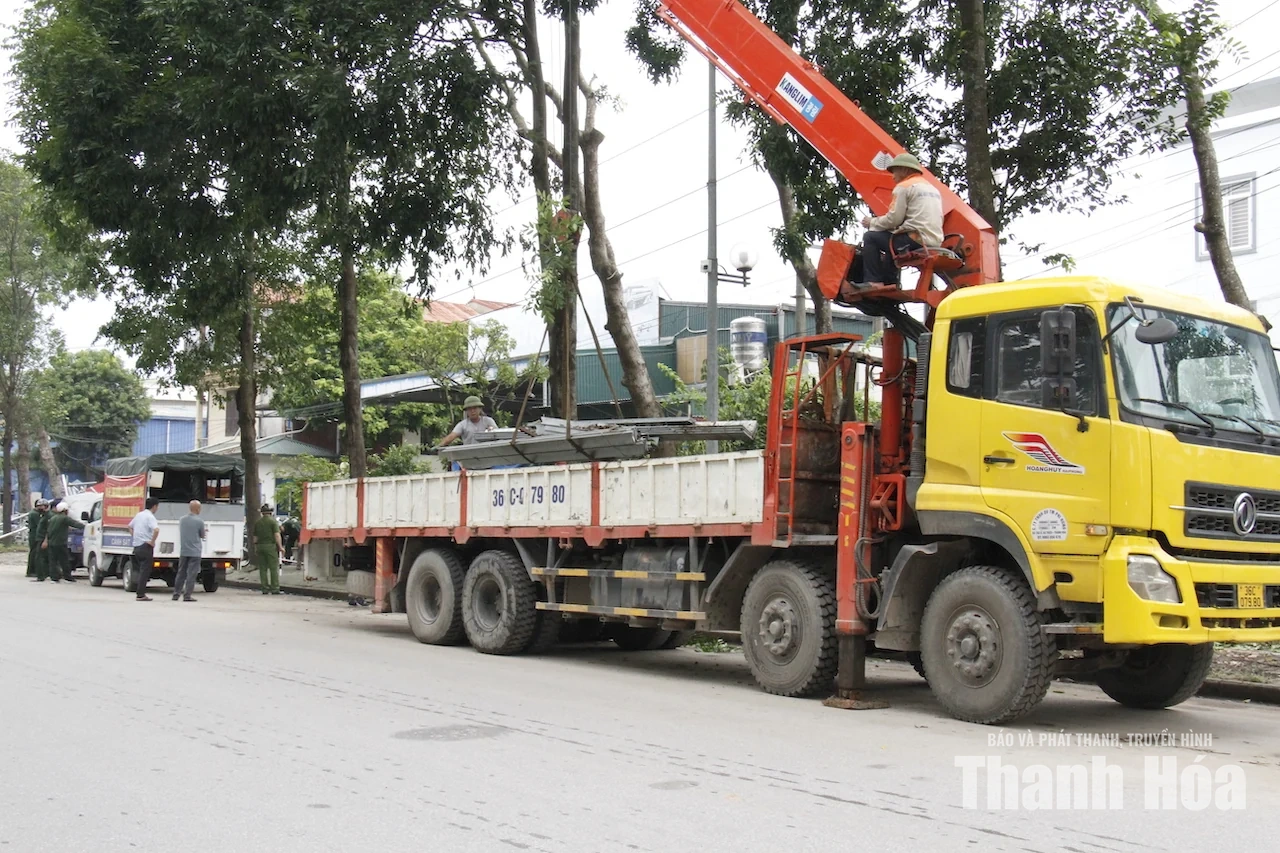 Phường Hàm Rồng ra quân lập lại trật tự, mỹ quan tại KCN Đình Hương - Tây Bắc Ga sau phản ánh của Báo điện tử Thanh Hóa