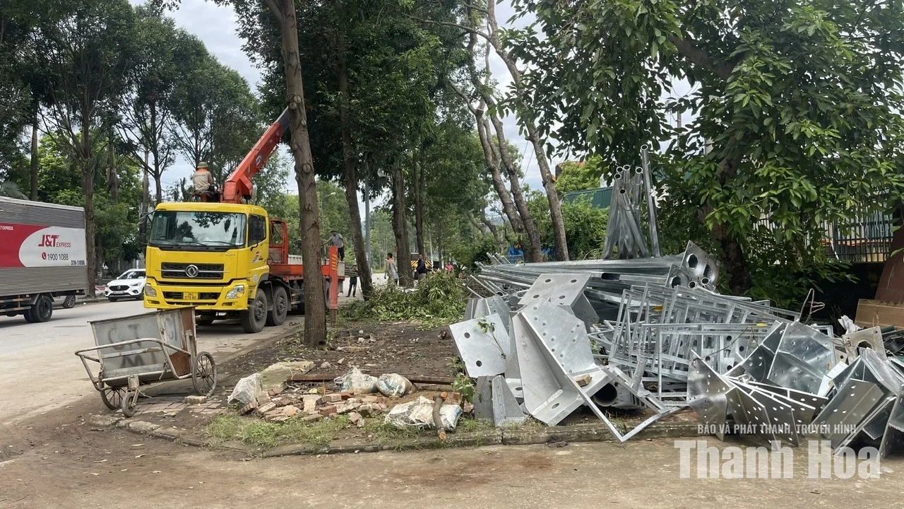 Phường Hàm Rồng ra quân lập lại trật tự, mỹ quan tại KCN Đình Hương - Tây Bắc Ga sau phản ánh của Báo điện tử Thanh Hóa