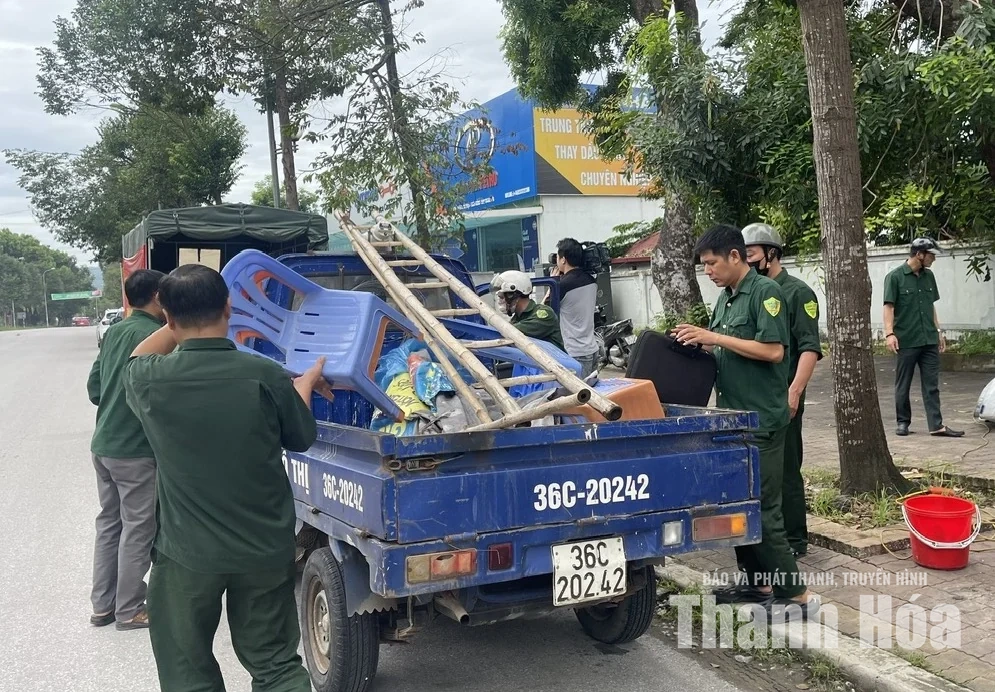 Phường Hàm Rồng ra quân lập lại trật tự, mỹ quan tại KCN Đình Hương - Tây Bắc Ga sau phản ánh của Báo điện tử Thanh Hóa