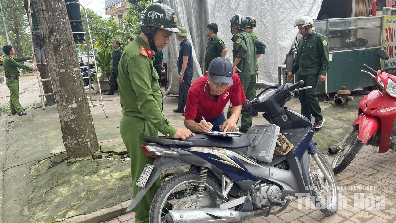 Phường Hàm Rồng ra quân lập lại trật tự, mỹ quan tại KCN Đình Hương - Tây Bắc Ga sau phản ánh của Báo điện tử Thanh Hóa