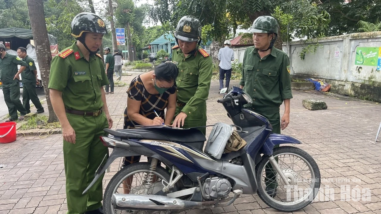 Phường Hàm Rồng ra quân lập lại trật tự, mỹ quan tại KCN Đình Hương - Tây Bắc Ga sau phản ánh của Báo điện tử Thanh Hóa