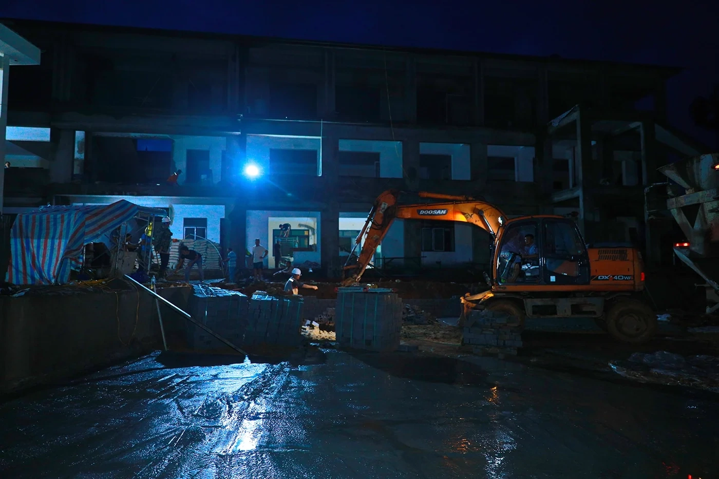 [E-Magazine] Trên những công trường gọi năm học mới - Kỳ 2: Đếm ngược trên những công trường vùng biên