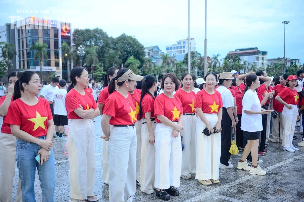 Rộn ràng trước giờ xuất phát “Cùng Việt Nam tiến bước”