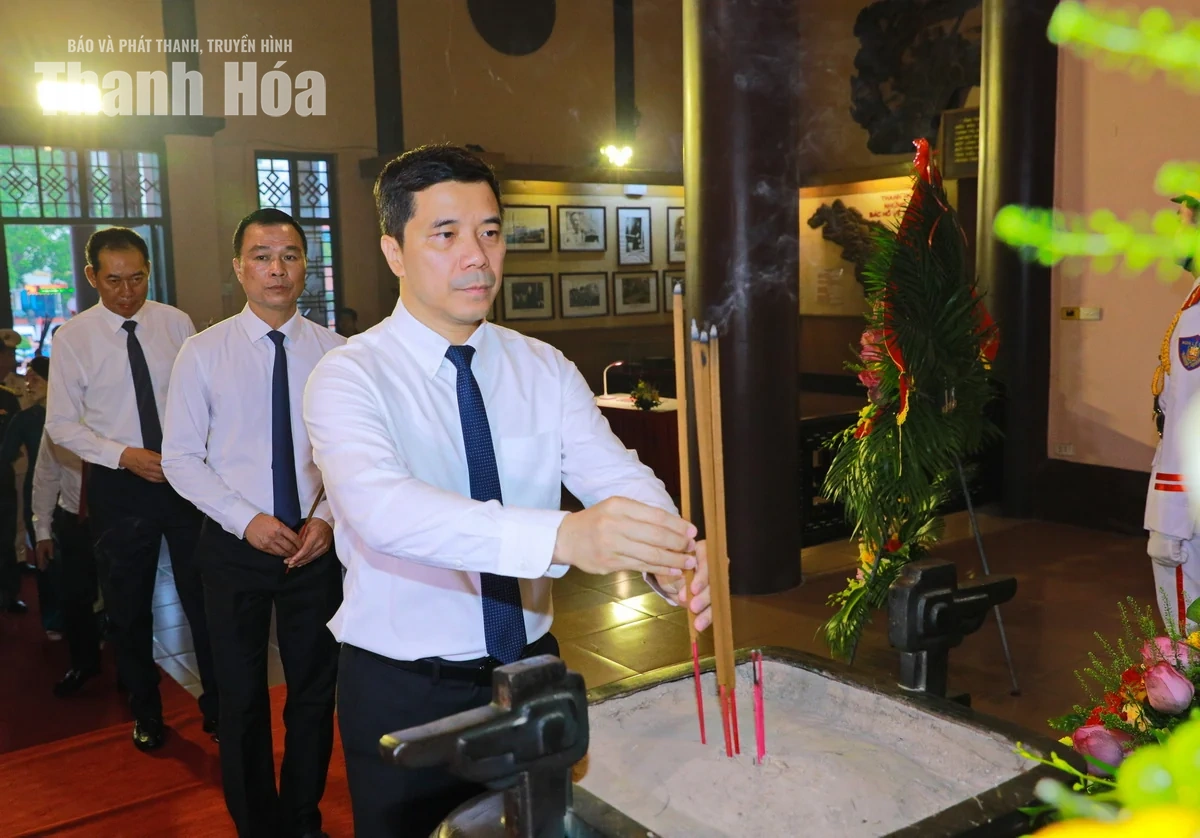 Đoàn đại biểu tỉnh Thanh Hóa dâng hương nhân dịp Quốc khánh 2/9