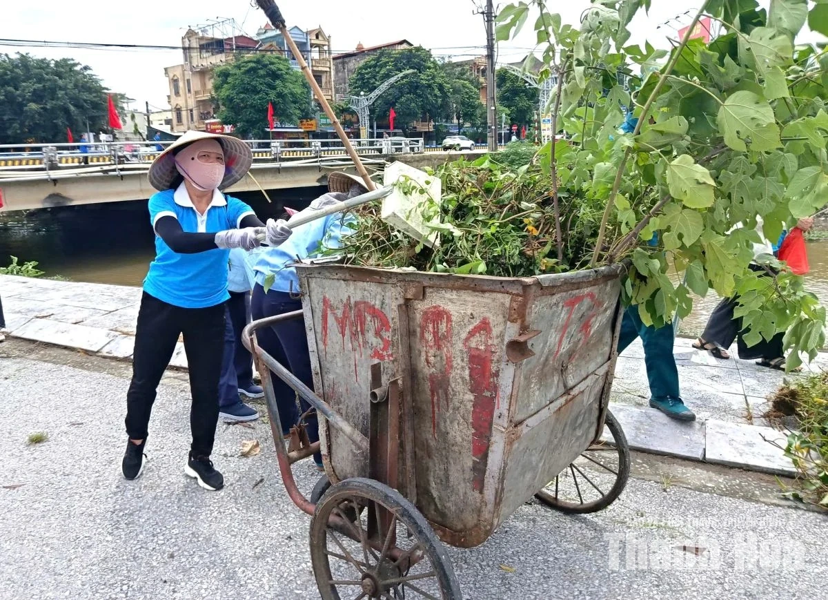 Phường Hạc Thành ra quân tổng vệ sinh môi trường