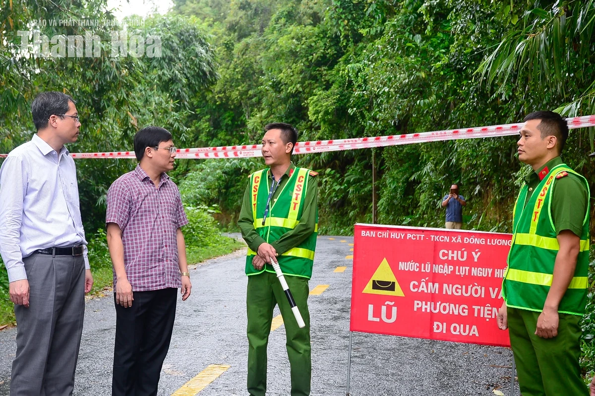 Khẩn trương khắc phục điểm sạt lở khiến hai xã Đồng Lương và Văn Phú bị chia cắt
