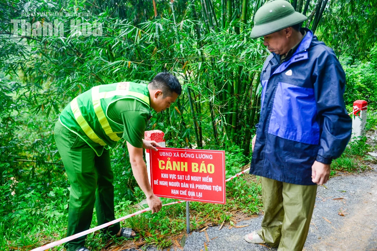 Khẩn trương khắc phục điểm sạt lở khiến hai xã Đồng Lương và Văn Phú bị chia cắt