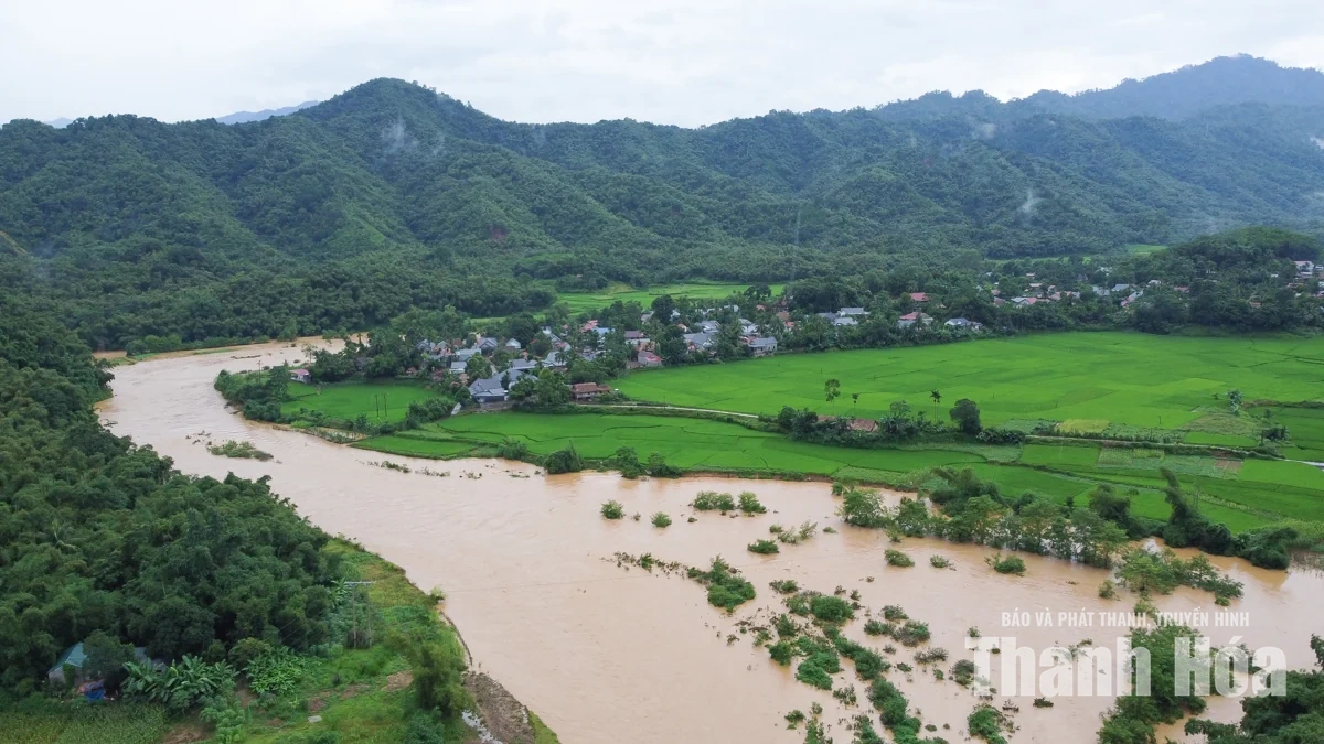 Khẩn trương khắc phục điểm sạt lở khiến hai xã Đồng Lương và Văn Phú bị chia cắt
