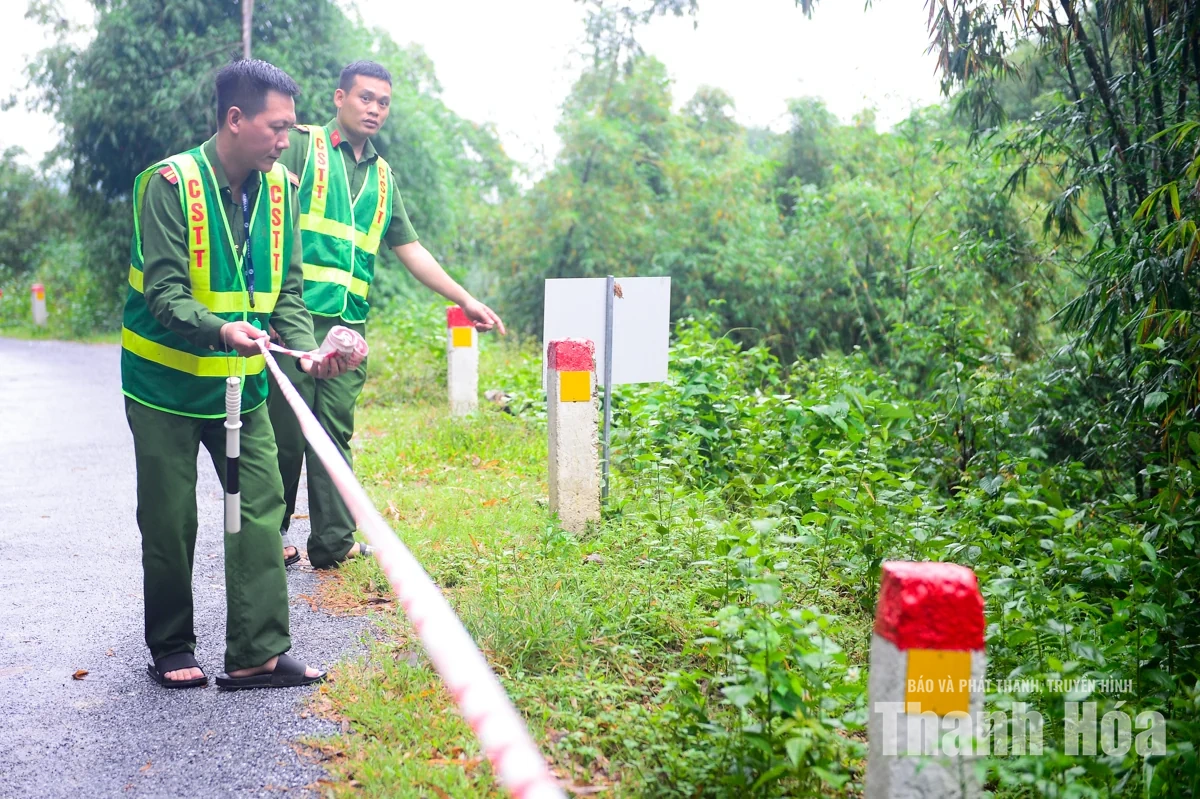 Khẩn trương khắc phục điểm sạt lở khiến hai xã Đồng Lương và Văn Phú bị chia cắt