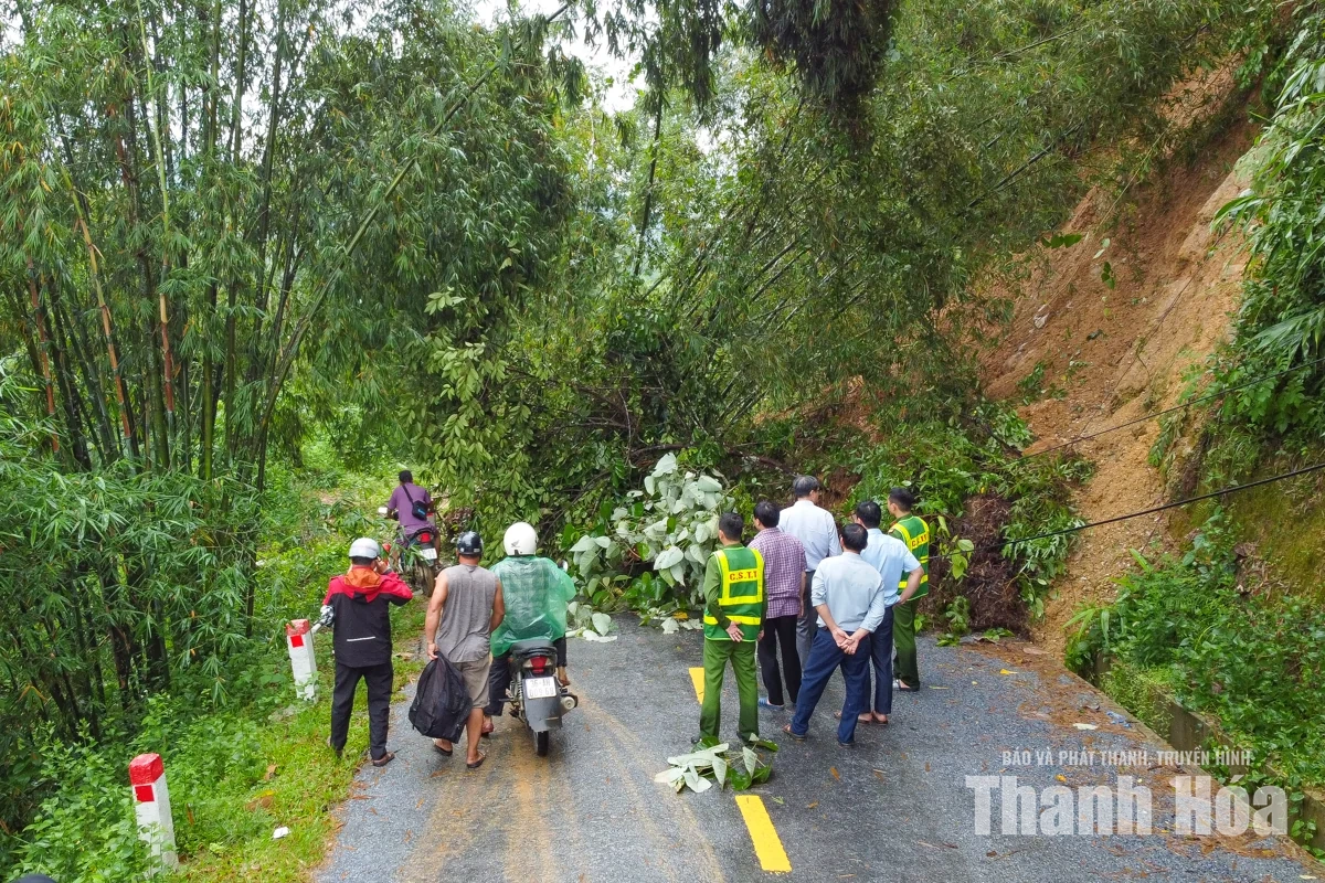 Khẩn trương khắc phục điểm sạt lở khiến hai xã Đồng Lương và Văn Phú bị chia cắt