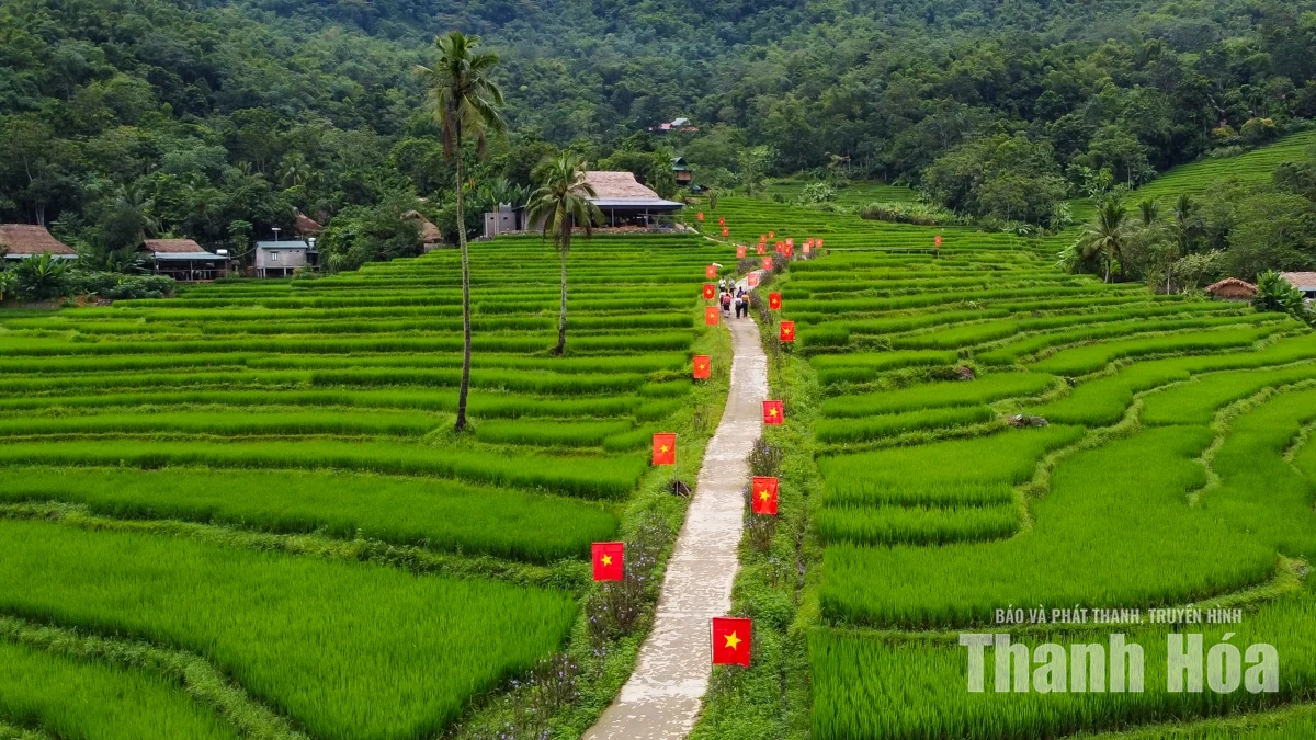 Rực đỏ cờ Tổ quốc trên con đường nơi miền Tây xứ Thanh