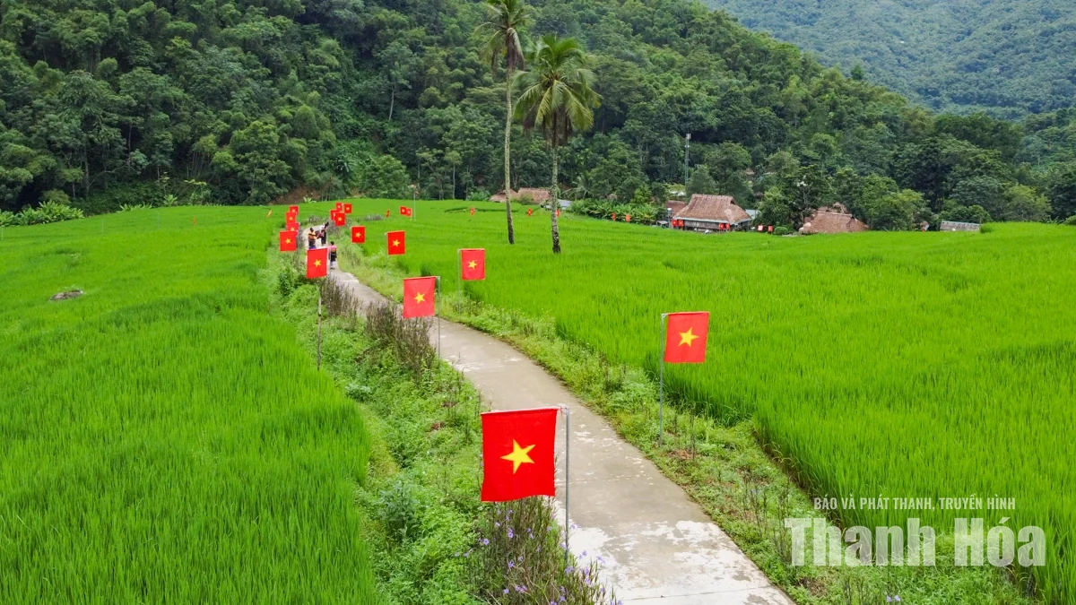 Rực đỏ cờ Tổ quốc trên con đường nơi miền Tây xứ Thanh