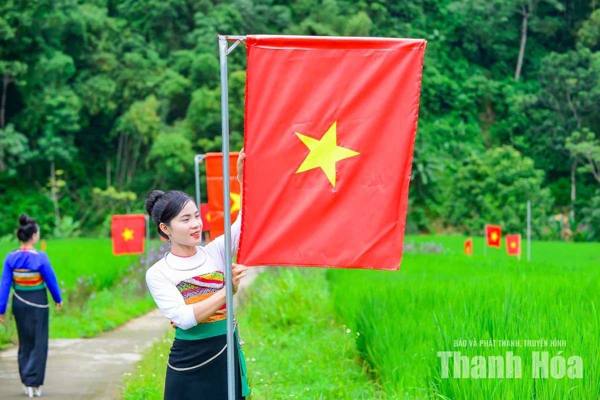 Rực đỏ cờ Tổ quốc trên con đường nơi miền Tây xứ Thanh