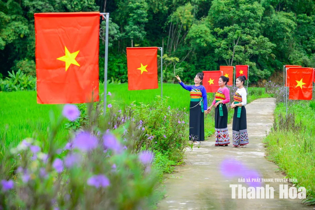 Rực đỏ cờ Tổ quốc trên con đường nơi miền Tây xứ Thanh