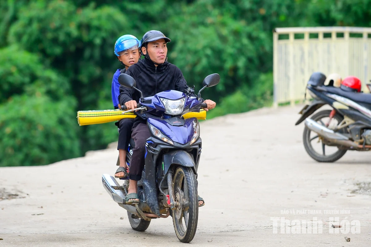 Rộn ràng ngày tựu trường nơi biên giới xứ Thanh