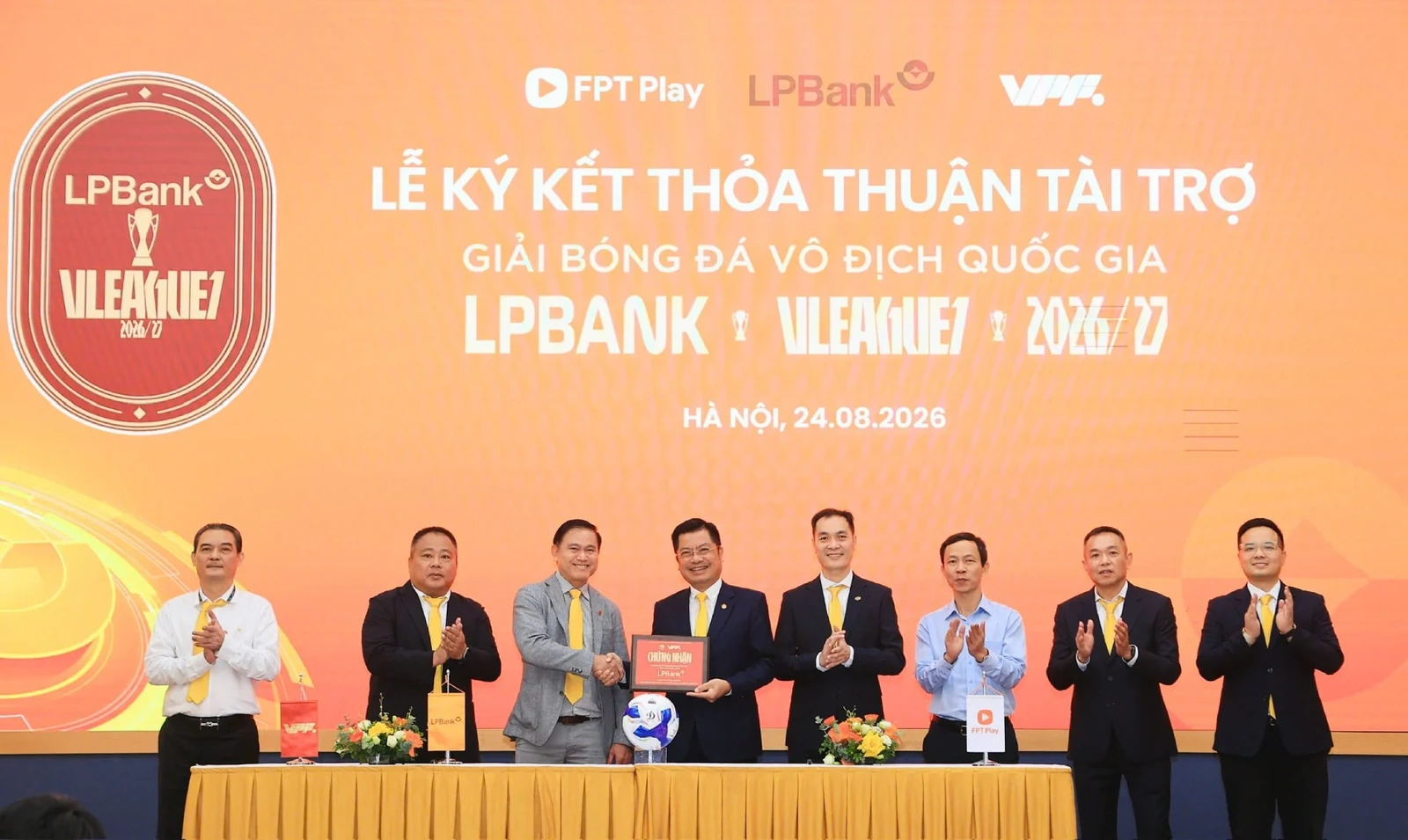 Lịch sử ủng hộ tuyển Việt Nam trước chung kết lượt về ASEAN Cup 2026; Biểu cảm gây tranh luận của Ronaldo khi gặp Chủ tịch FIFA