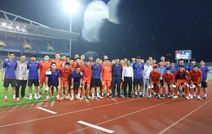 Quang Hải chỉ còn cách kỷ lục lịch sử đúng 1 trận; Man Utd chính thức chiêu mộ Carlos Baleba