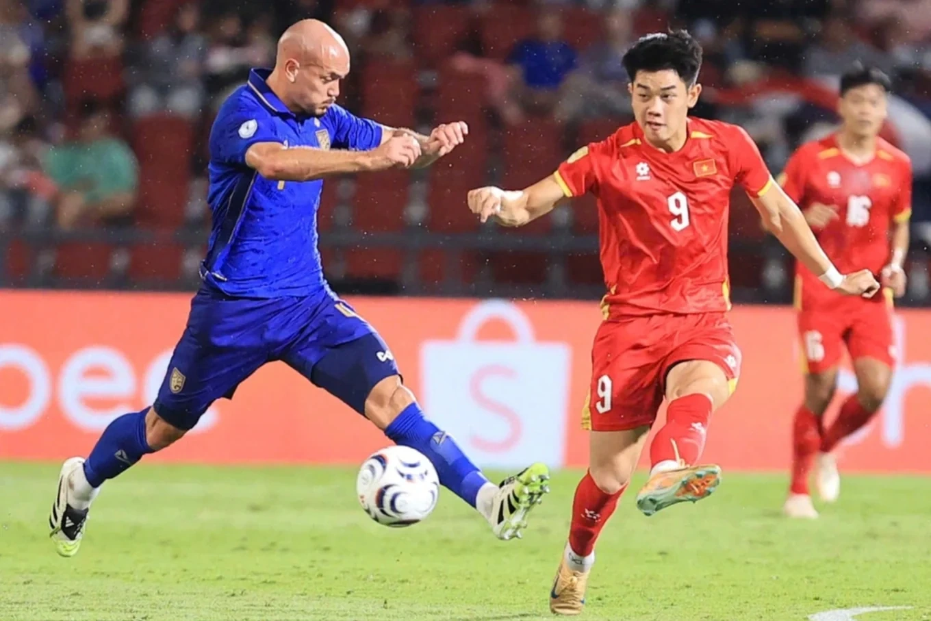 Quang Hải chỉ còn cách kỷ lục lịch sử đúng 1 trận; Man Utd chính thức chiêu mộ Carlos Baleba