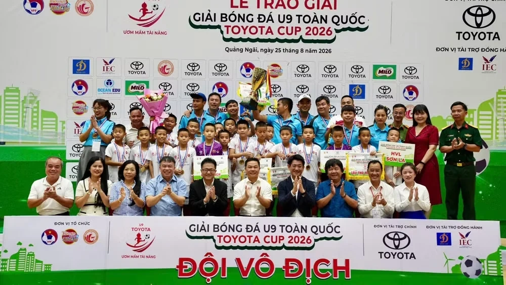 Quang Hải chỉ còn cách kỷ lục lịch sử đúng 1 trận; Man Utd chính thức chiêu mộ Carlos Baleba