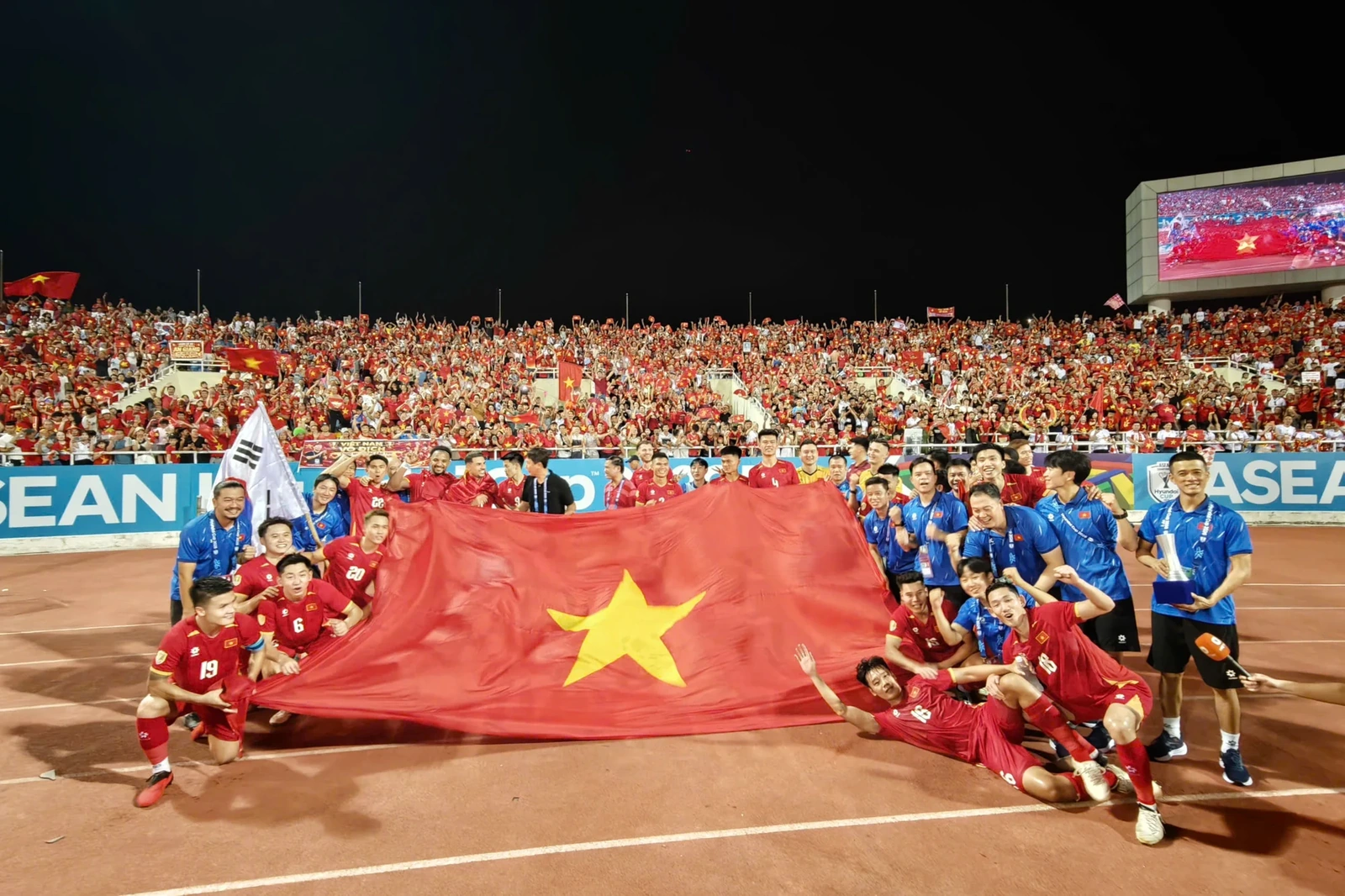 AFC ca ngợi tuyển Việt Nam; Quang Hải lập kỷ lục lịch sử với 3 lần vô địch ASEAN Cup