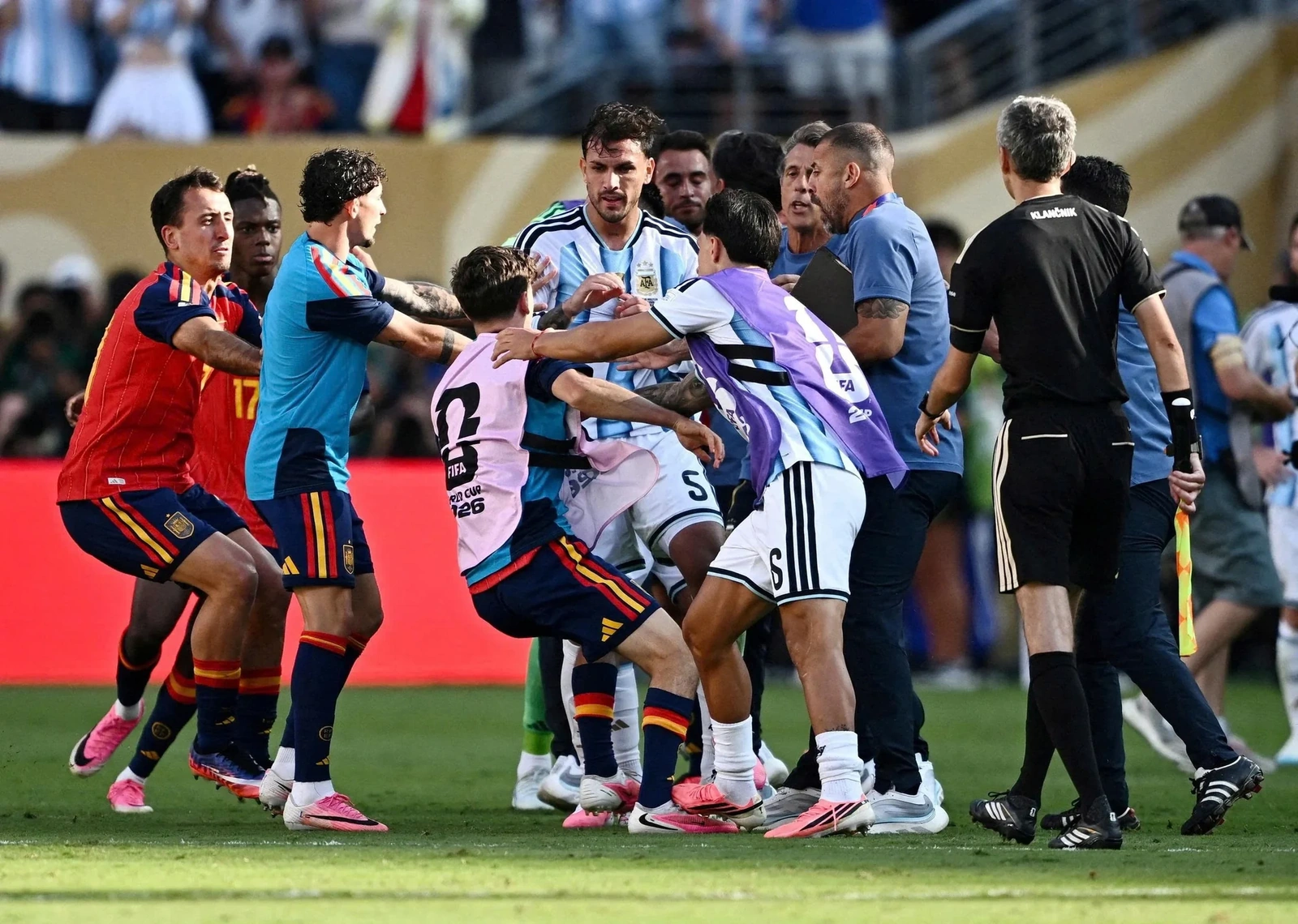 Thách thức của tuyển Việt Nam sau chuỗi 26 trận bất bại; UEFA chuẩn bị khởi kiện hình sự Chủ tịch FIFA