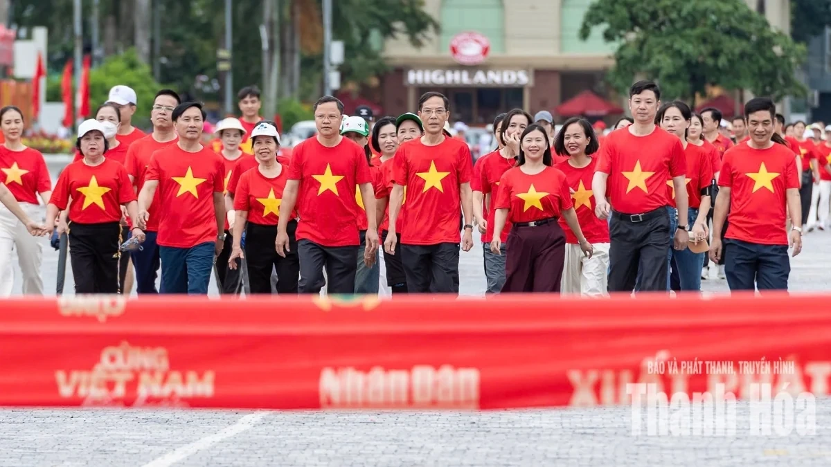 Hơn 7.800 người dân Thanh Hóa tham gia đi bộ “Cùng Việt Nam tiến bước”