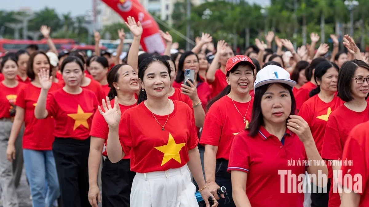 Hơn 7.800 người dân Thanh Hóa tham gia đi bộ “Cùng Việt Nam tiến bước”