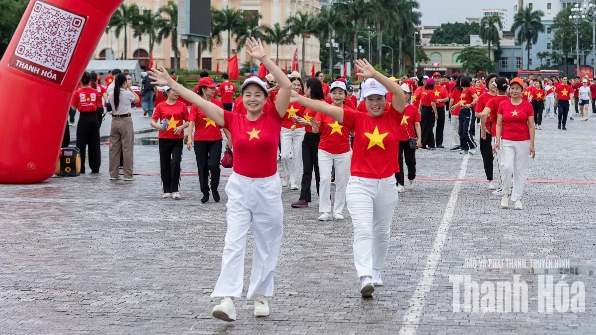 Hơn 7.800 người dân Thanh Hóa tham gia đi bộ “Cùng Việt Nam tiến bước”
