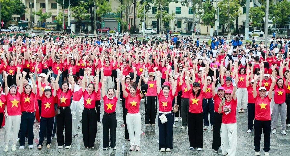 Đông đảo cán bộ, người dân Thanh Hóa mặc áo đỏ sao vàng, hát Quốc ca, đi bộ “Cùng Việt Nam tiến bước”