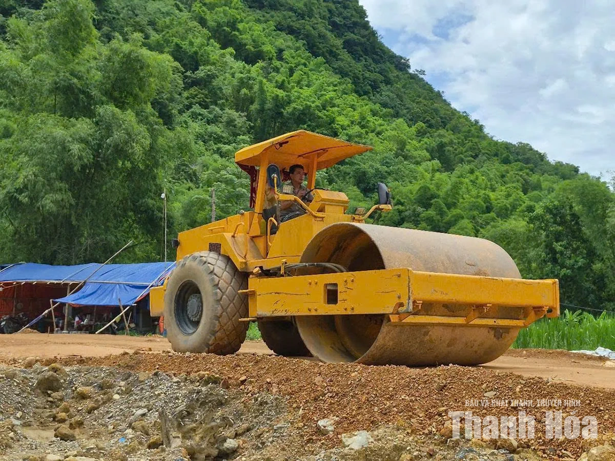 Vượt khó” thi công trong mùa mưa lũ