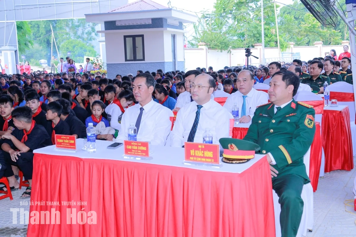 Phó Bí thư Tỉnh ủy Trịnh Tuấn Sinh dự lễ khai giảng tại Trường nội trú liên cấp Tiểu học và THCS Tam Thanh
